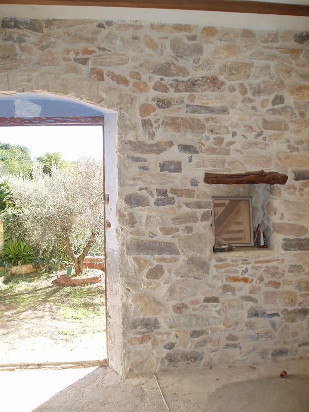 Antigua masia de piedra en araya
