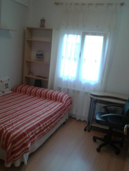 Habitacion individual con cama de 1.35 en piso limpio y tranquilo
