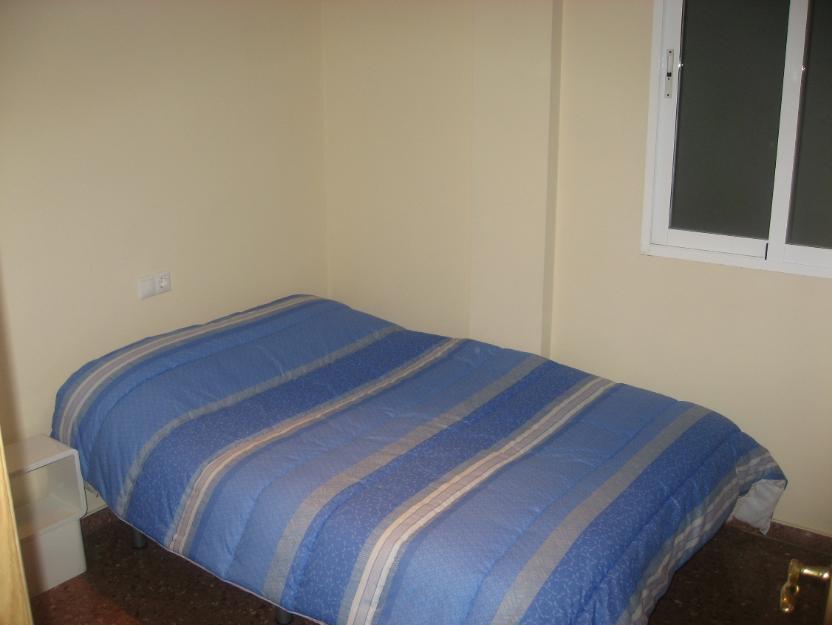 habitación cama doble para chicas CEU Alfara/Moncada
