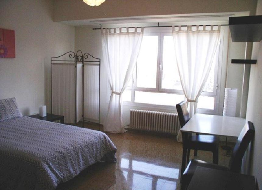 Alquiler amplias habitaciones con llave en zona Aljafería.