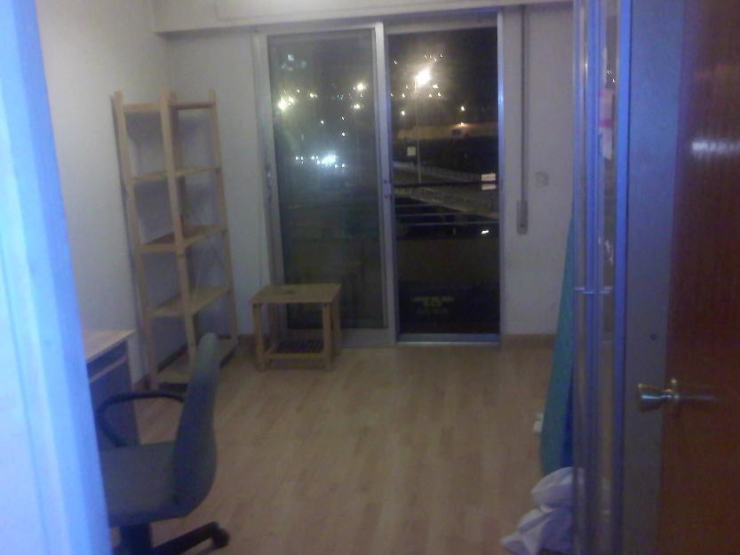 Se comparte piso en C/ Santa Saturnina 10. Madrid. We share a flat