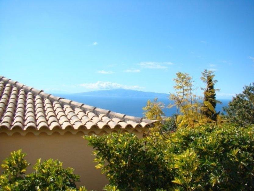 Villa en finca con jardín y piscina con vistas al mar, en Tenerife Sur.