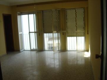 piso sin amueblar triana  ubicado en calle castilla dos dormitorios 525 euros mes
