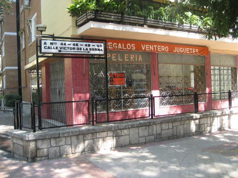 Se alquila o vende local comercial en la C/ Victor de la Serna, 50
