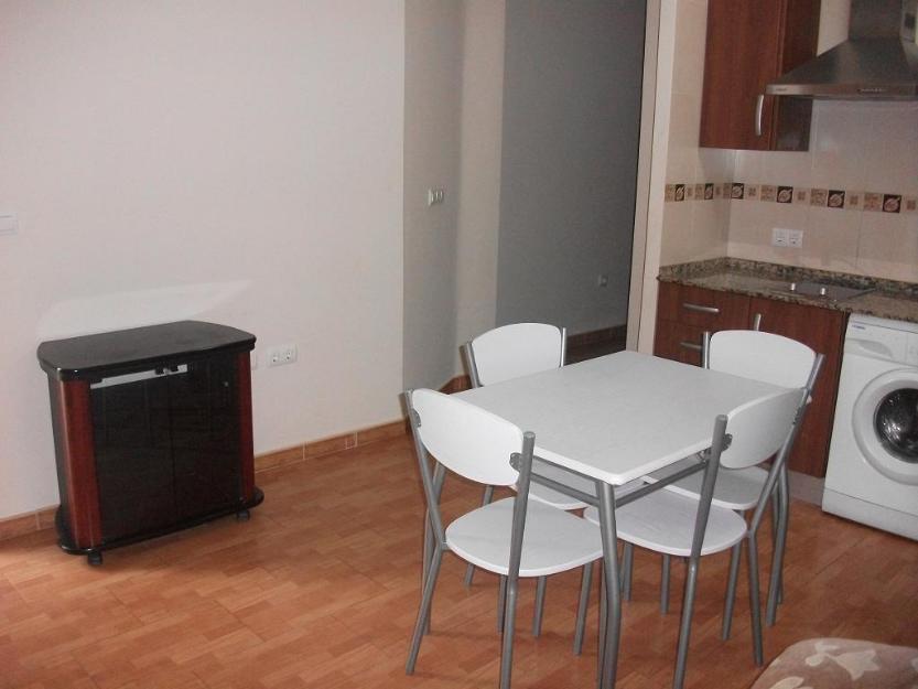 Chiclana. zona de calvario, piso bajo 2 dormitorios 250 € (aparte gastos)