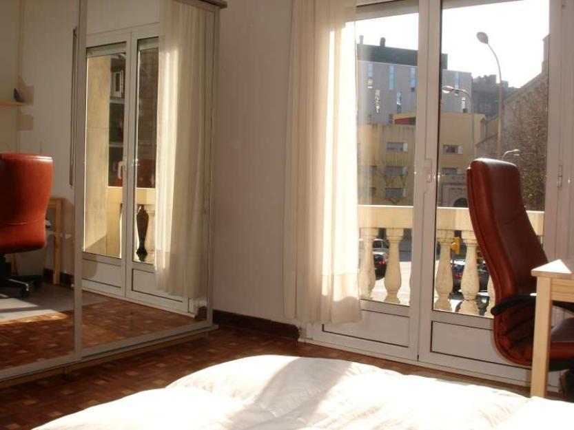 Habitación luminosa exterior con balcon en barcelona