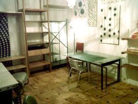 Habitación grande en casa de artista gráfico