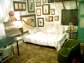 Habitación grande en casa de artista gráfico