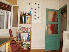 Amplia habitación en casa de artista gráfico