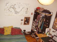 Amplia habitación en casa de artista gráfico