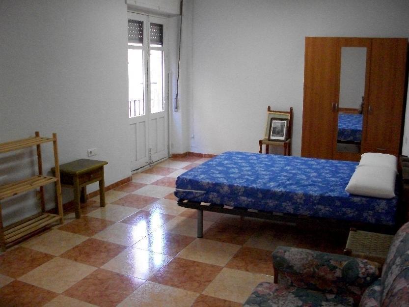 Alquilo piso, 3 dormitorios, en Granada (centro)