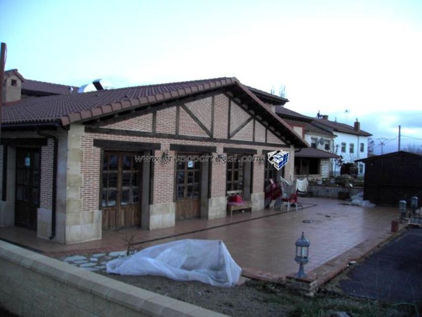 En venta o alquiler Centro de Turismo Rural con propiedad en Castrejón