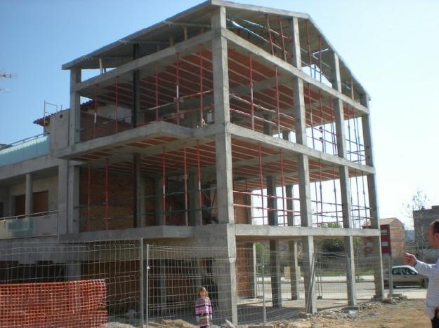 Terreno con estructura de casa (incluye permisos y proyecto).