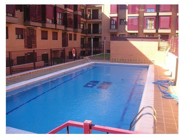 Apartamento amueblado en residencial con piscina y patio de 20 mtrs.
