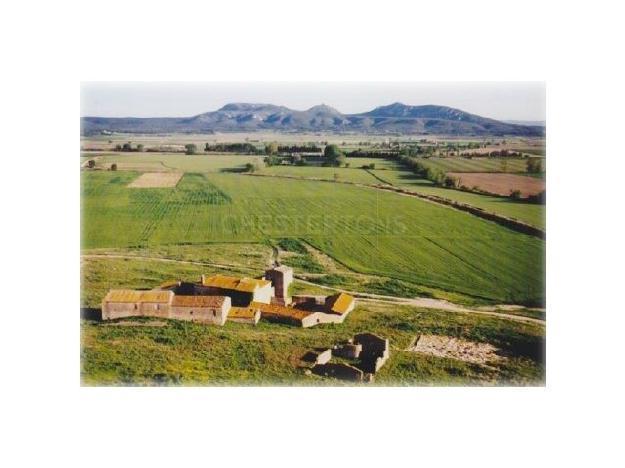 Historica y fortificada masia del siglo XVI en Alt Empordá