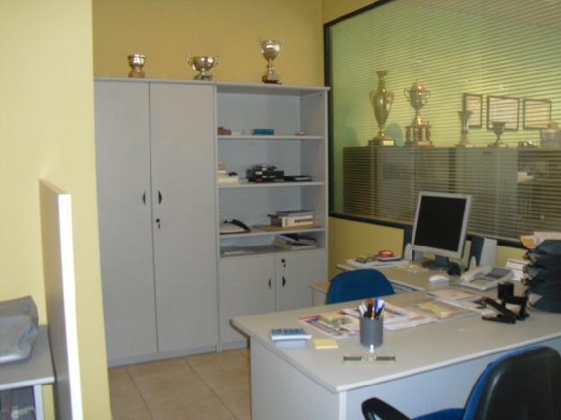 Oficina compuesta por 3 despachos y 1 sala de juntas. Completamente equipado