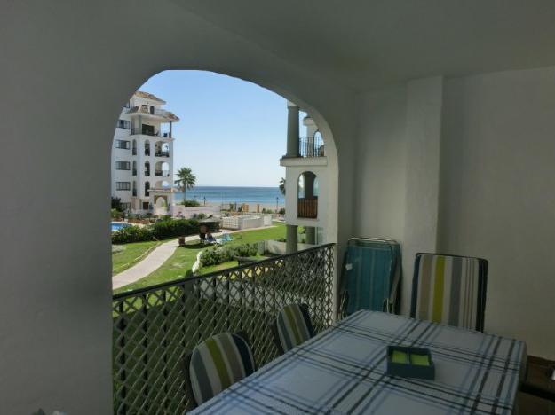 Apartamento en primera linea de playa dentro de El Puerto de la Duquesa, Costa del Sol